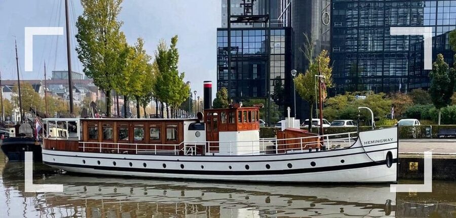 Berlin: Historic Boat Sightseeing City Center Tour - Reichstag, Futurium, and Berlin Hauptbahnhof