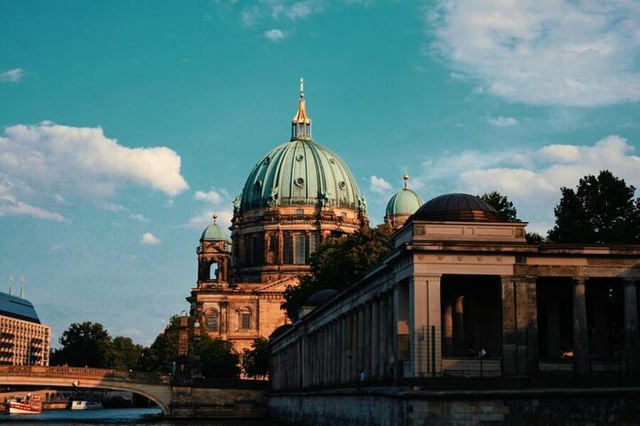 Berlin: Third Reich & Cold War Walking Tour - Brandenburg Gate and the meaning of unity