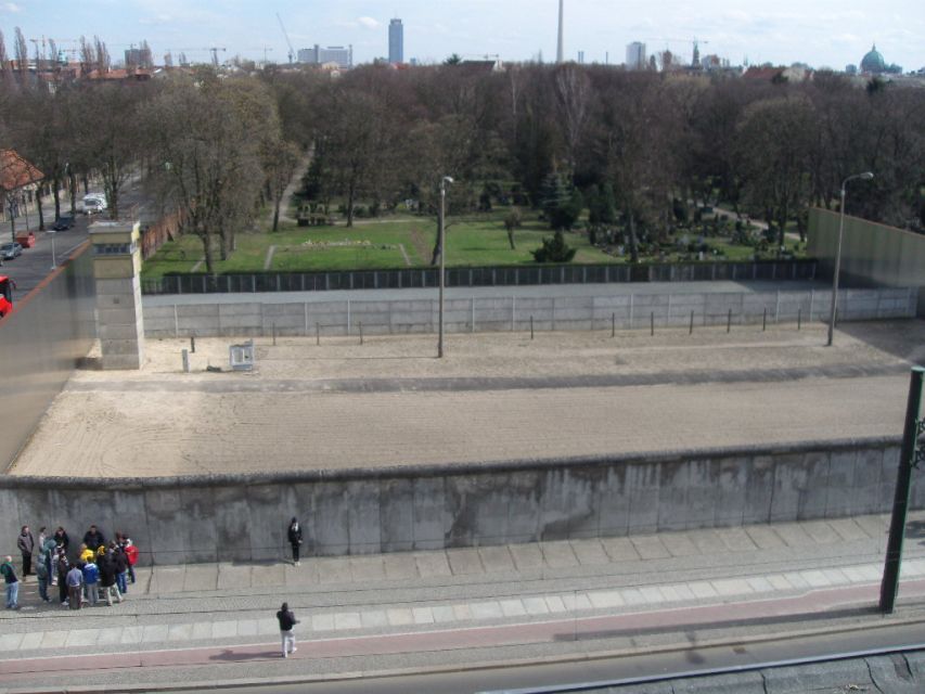 Berlin Wall History Small Group Cycling Tour - Tränenpalast and the ride back to Bornholmer Straße