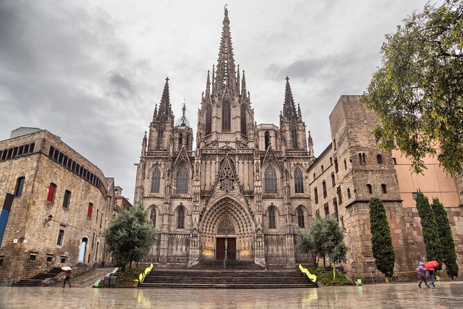 Bike Tour in Barcelona: History, Architecture and Culture - Sagrada Família and Gaudí’s bold opening act