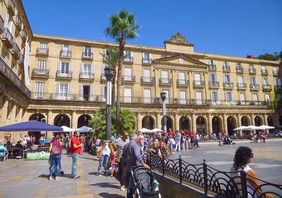 Bilbao Historical Tour in small group - Plaza Nueva, Unamuno Square, and Bilbao’s social life