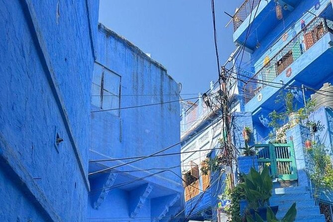Blue City Heritage Private Walking Tour With Pickup and Drop-Off - Ranisar and Padamsar lakes beneath the fort