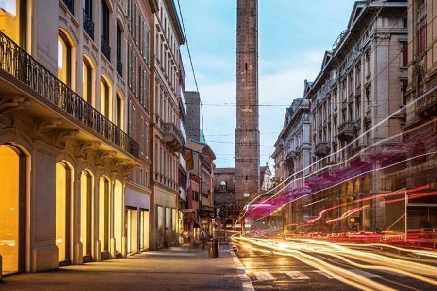 Bologna : Historic Center Walking Tour - Saint Petronio and the scale of Bologna’s center