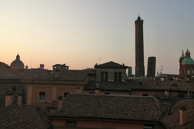 Bologna historical art walking tour with hidden gems and tastings - The Quadrilatero, where history still smells like lunch