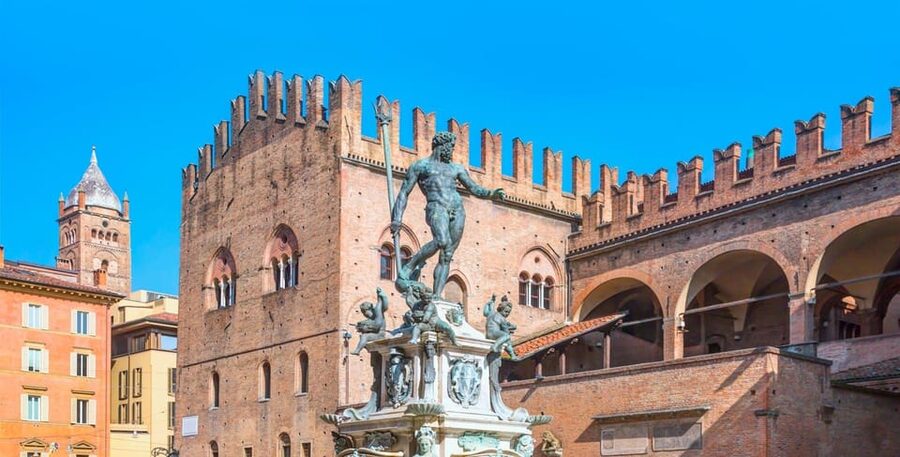 Bologna: Private Top Historical Sites Guided Walking Tour - Piazza Maggiore and Bologna’s medieval power