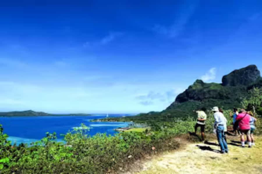 Bora Bora: 4WD History & Culture Tour - Climbing the island’s steep back roads