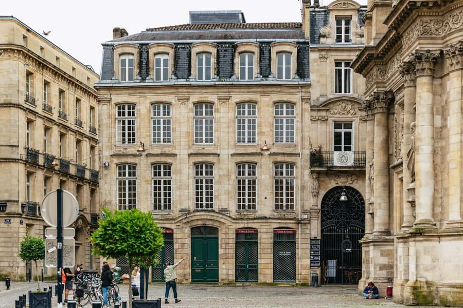 Bordeaux: Historic Center & Chartrons District Bike Tour - Why a bike is the right way to see Bordeaux