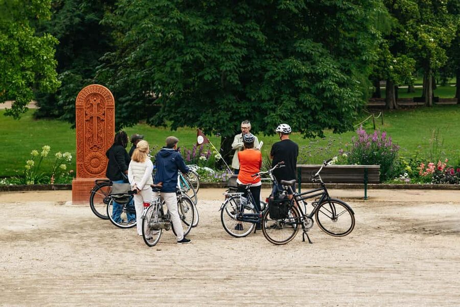 Bordeaux: Historic Center & Chartrons District Bike Tour - Seeing the old center at street level