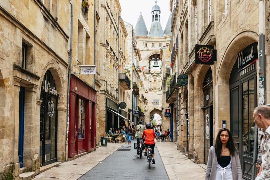 Bordeaux: Historic Center & Chartrons District Bike Tour - Starting among gardens and Roman remains