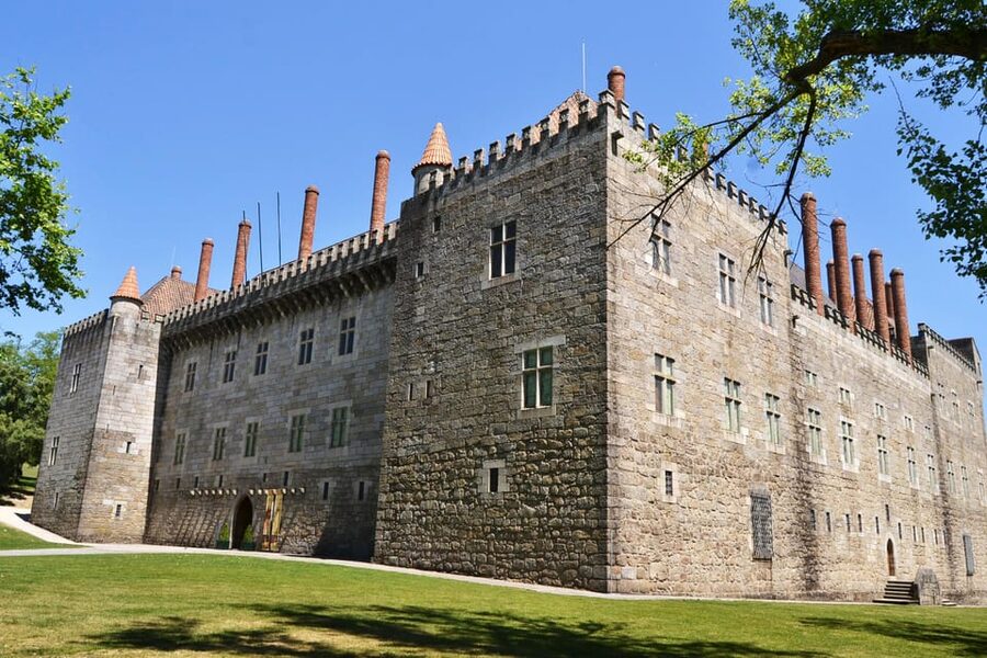 Braga & Guimarães Tour: Small Historical Group Tour - A traditional lunch with Vinho Verde