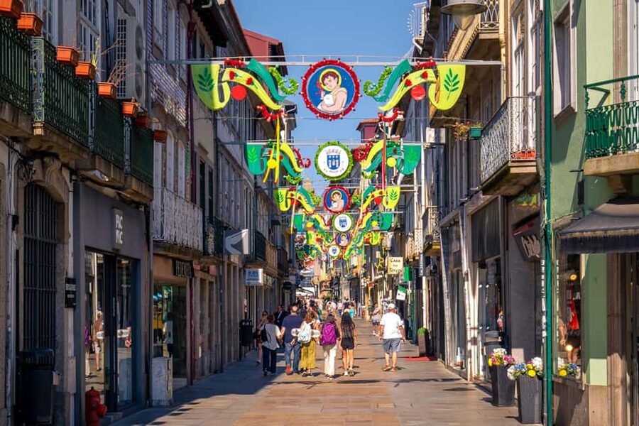 Braga: Private & Flexible Walking Tour in Historic Center - Donjon Tower, Crivos House, and Santa Bárbara Garden