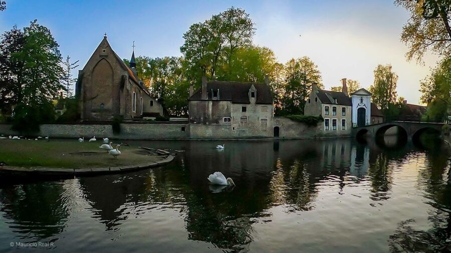 Bruges: Private Historical Highlights Walking Tour - Stories that make Bruges easier to remember