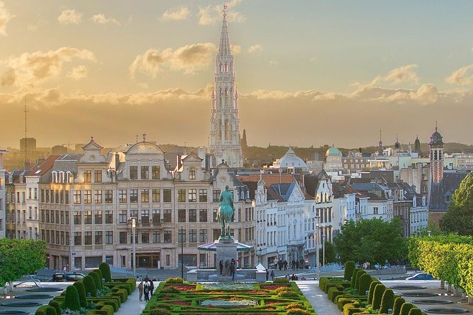 Brussels: Historical Walking Tour with Chocolate & Waffle Tasting - A calm pause in Parc de Bruxelles