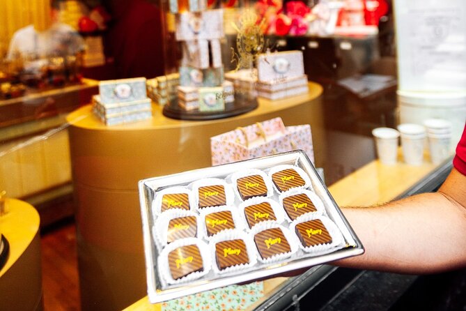 Brussels: Historical Walking Tour with Chocolate & Waffle Tasting - Manneken Pis with a warm waffle