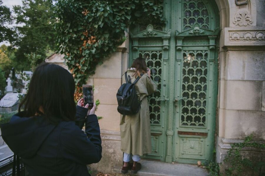 Bucharest: 3-Hour Dark History Tour with a Local - Bellu Cemetery, Bucharest’s open-air gallery of the dead