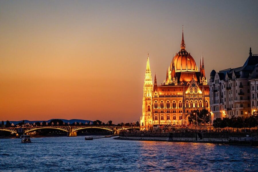Budapest: Historic Cruise with Welcome Drink - Elizabeth Bridge, Chain Bridge, and Gresham Palace