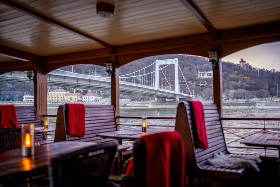 Budapest: Historic Cruise with Welcome Drink - Bálna and Central Market Hall from the river