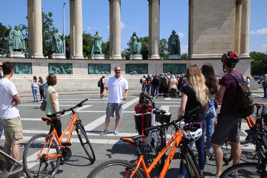 Budapest: Historic Downtown Bicycle Ride with Scenic Views - Baths, bridges, and the return to Pest