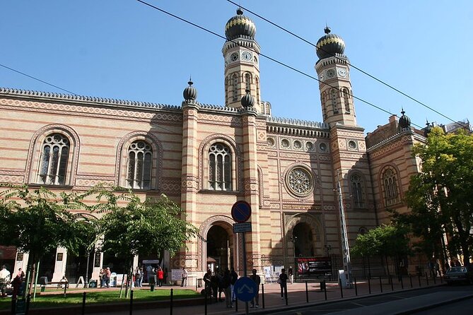 Budapest Jewish Heritage Memorial Walking Tour & Synagogue Entry - The Jewish Museum and the story of everyday life