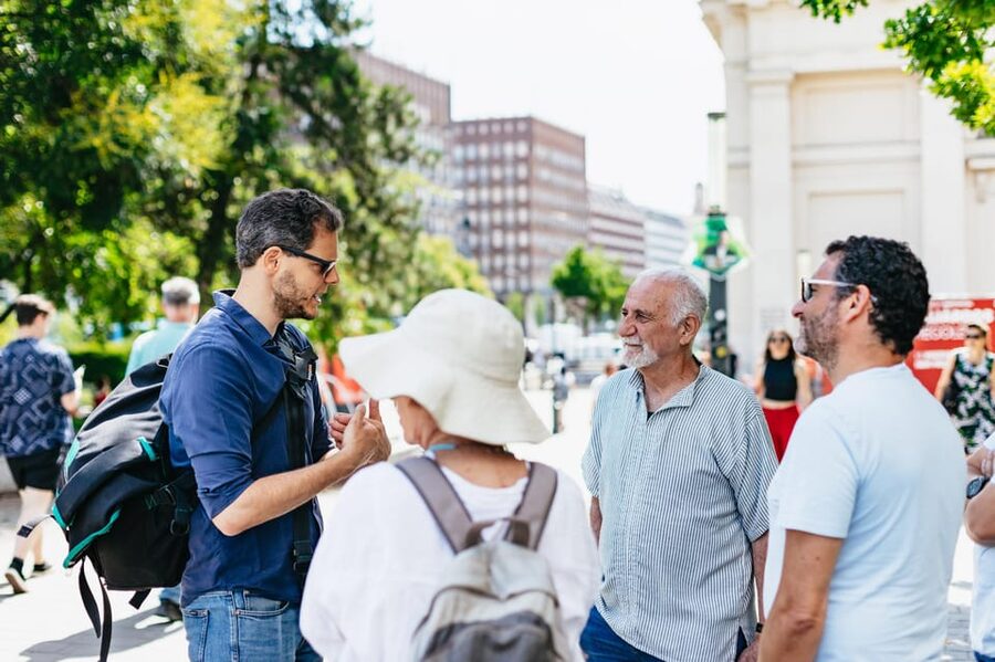 Budapest: Jewish History Guided Walking Tour with Historian - Coffee, soft drink, and flódni