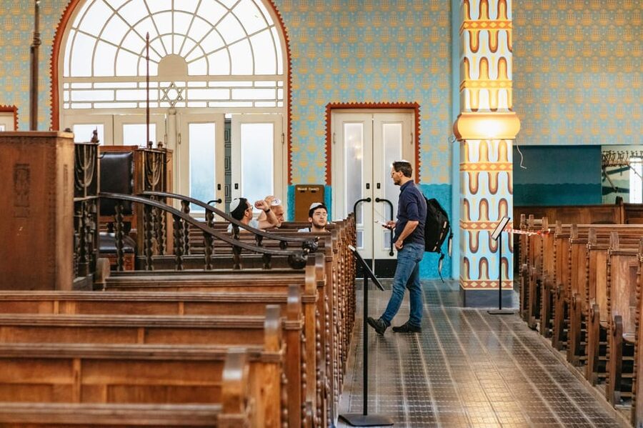 Budapest: Jewish History Guided Walking Tour with Historian - The guide makes the difference