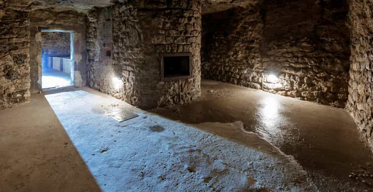 Budapest: The WWII Siege of Buda Castle & Bomb Shelter Tour - Walking Úri Street above the shelters