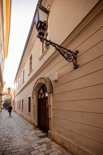 Budapest: The WWII Siege of Buda Castle & Bomb Shelter Tour - Guides, pace, and sound quality