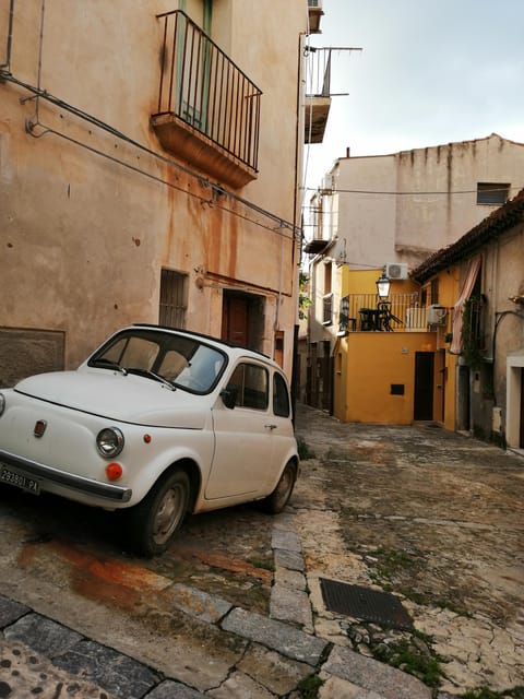 Cefalù: History and Legends Guided Walking Tour - The first viewpoint and Cefalù’s visual appeal