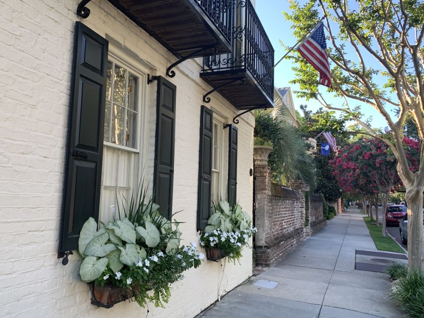 Charleston: Historical Walking Tour with Storytelling - Pirate tales along the harbor
