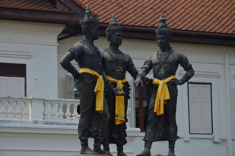 Chiang Mai: Historic Temples and City Guided Walking Tour - The teak halls of Wat Phan Tao