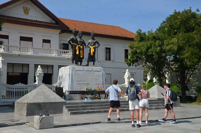Chiang Mai: Historic Temples and City Guided Walking Tour - What the guide adds to the experience