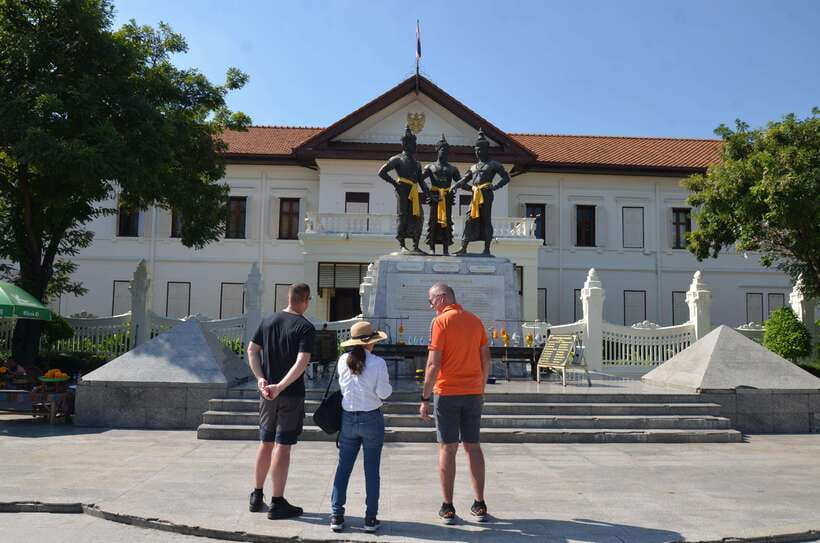 Chiang Mai: Historic Temples and City Guided Walking Tour - Walking conditions, clothing, and timing