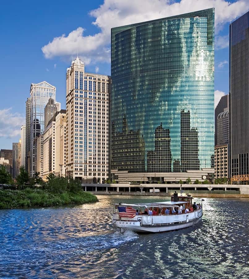 Chicago: Historic Architecture Chicago River Small Boat Tour - Boarding a smaller boat instead of a giant ship