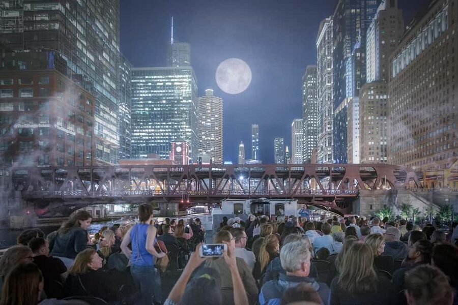 Chicago: Historic Gangsters & Twilight Tales Night Cruise - What you see from Michigan and Wacker