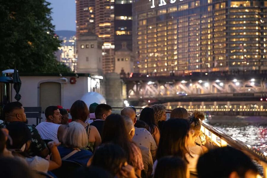 Chicago: Historic Gangsters & Twilight Tales Night Cruise - The landmarks become part of the story