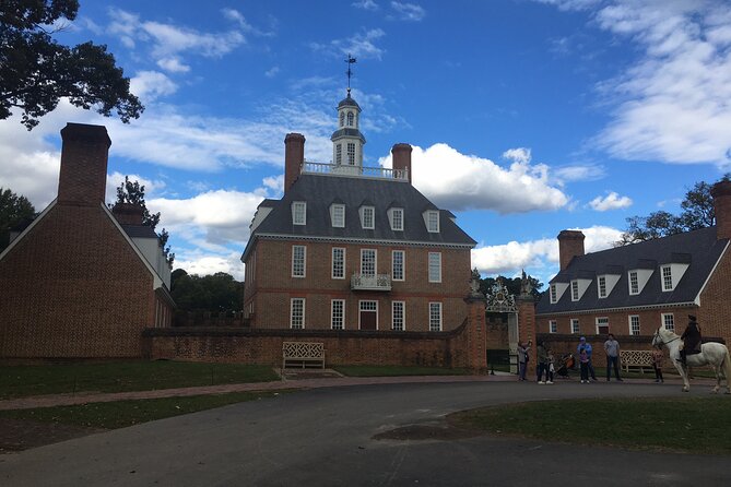 Colonial History Tour in Williamsburg Virginia - Starting at the Capitol Building