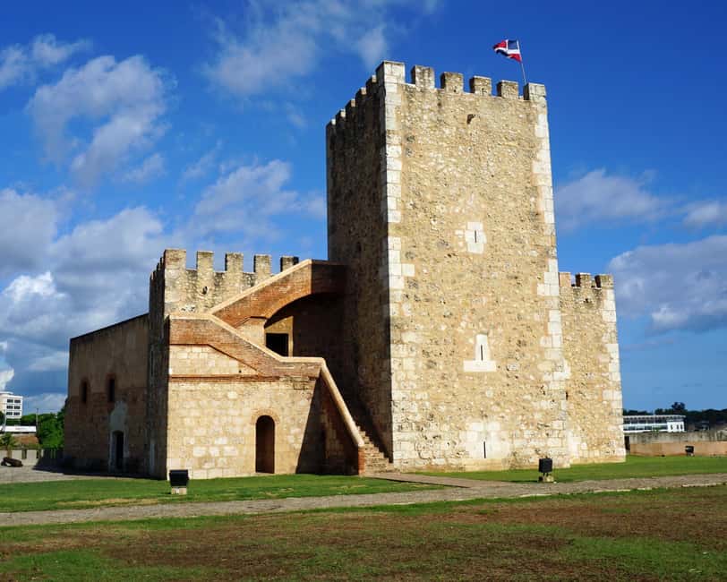 Colonial Zone: Historical Tour with a visit to the Columbus Lighthouse and Tres Ojos Park - Alcázar de Diego Colón and the royal buildings