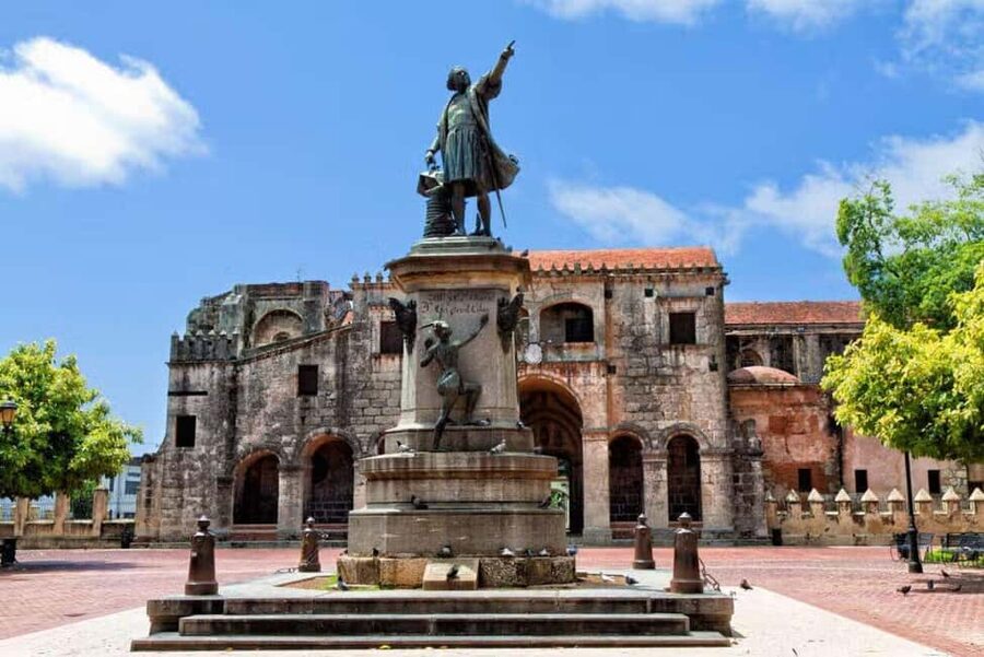 Colonial Zone: Historical Tour with a visit to the Columbus Lighthouse and Tres Ojos Park - Entering the Colonial Zone through Plaza España