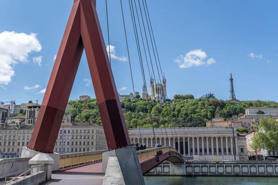 Culture History & Secrets: Lyon with a local artist -english - Starting beneath Saint-Jean Cathedral