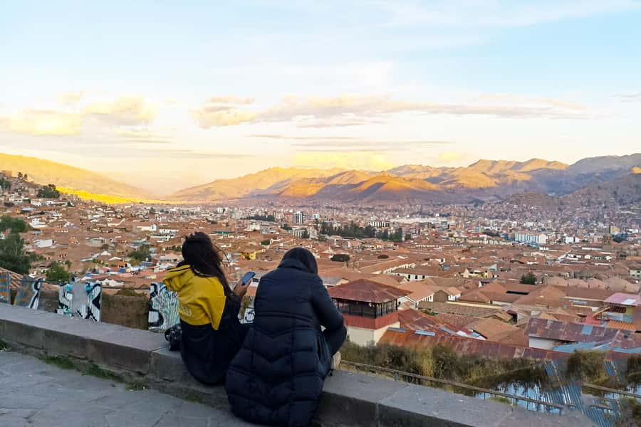 Cusco: Historic Walking Tour with Pisco Sour and Music Show - The guides and the group size