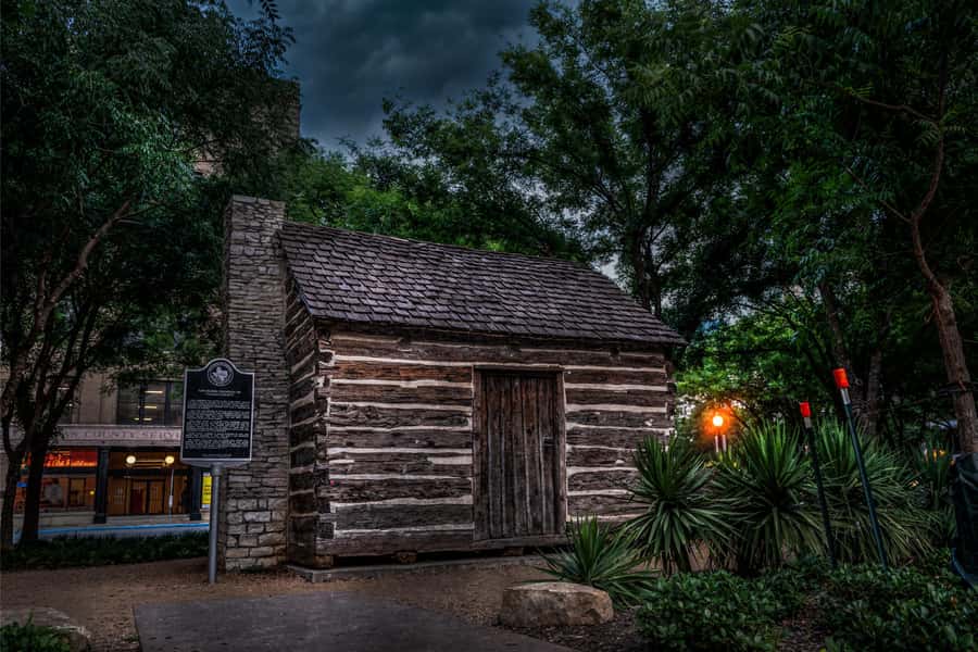 Dallas: Historic West End Ghost Walking Tour - Why Dallas is a natural setting for a ghost walk