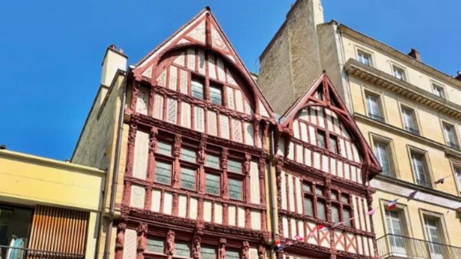 Discover Caen like never before: Guided tours between history & secrets! - Meeting Thomas at Place Courtonne