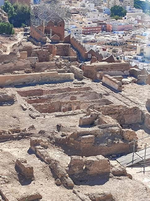 Discover the fascinating Alcazaba: History and unique views - The first enclosure: water, open space, and the military town