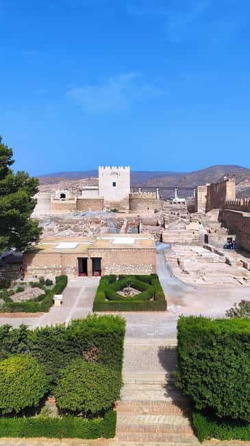 Discover the fascinating Alcazaba: History and unique views - The second enclosure: houses, baths, and daily life