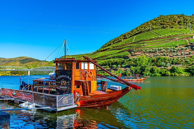 Douro Valley: Historical Sites, Wine Experience, Lunch & Cruise - São Leonardo da Galafura and the first great view