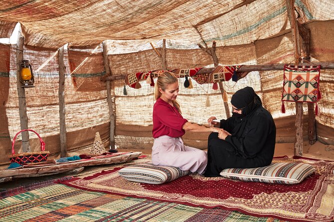 Dubai Evening Heritage Safari by Vintage G Class Al Marmoom Oasis - Arabic Dress and the Falcon Photo Stop