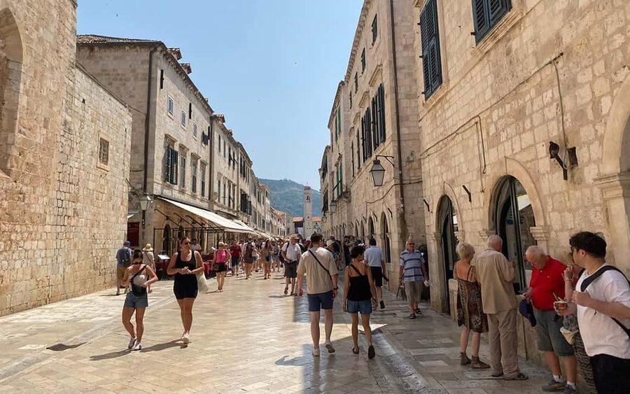 Dubrovnik: Small-Group Guided Old Town History Walking Tour - Onofrio’s Fountain and the first Old Town landmarks