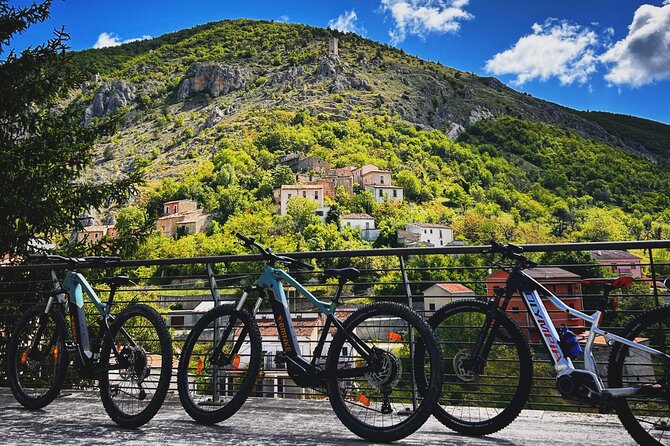 E-bike between towers and medieval villages at the foot of Sirente Abruzzo - Why this ride is different from a standard village tour