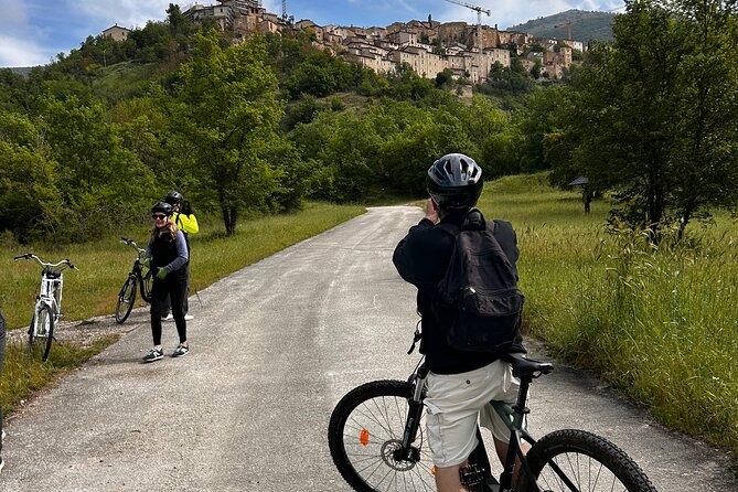 E-bike between towers and medieval villages at the foot of Sirente Abruzzo - What the e-bike changes