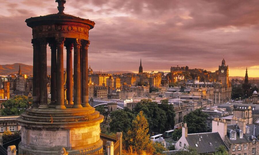 Edinburgh: 3-Hour Historical Walking Tour in Italian - Beginning beside Edinburgh City Chambers